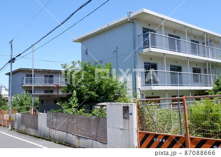 廃墟となった集合住宅 87088666