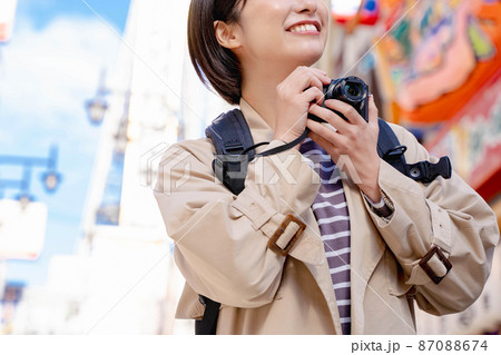 大阪観光を楽しむ女性 新世界 大阪観光を楽しむ女性 新世界 87088674
