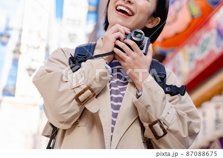 大阪観光を楽しむ女性 新世界 大阪観光を楽しむ女性 新世界 87088675