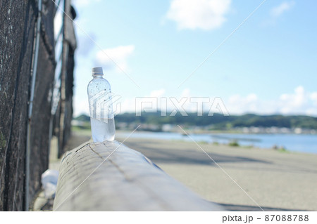 海辺の暑い日の手持ちのペットボトル	 87088788