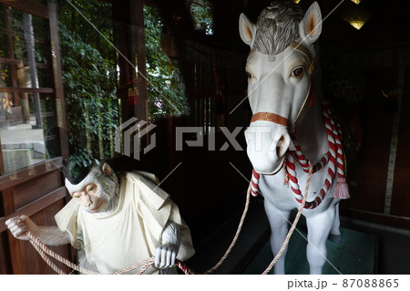 寒川神社　馬の手綱を曳く猿 87088865