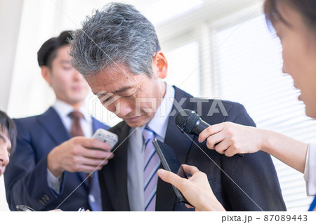 謝罪会見でメディアに囲まれるVIP 謝罪会見でメディアに囲まれるVIP 87089443