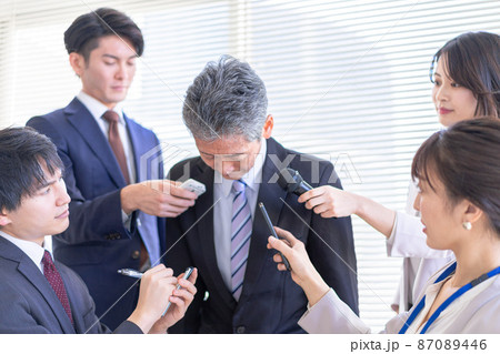 謝罪会見でメディアに囲まれるVIP 謝罪会見でメディアに囲まれるVIP 87089446