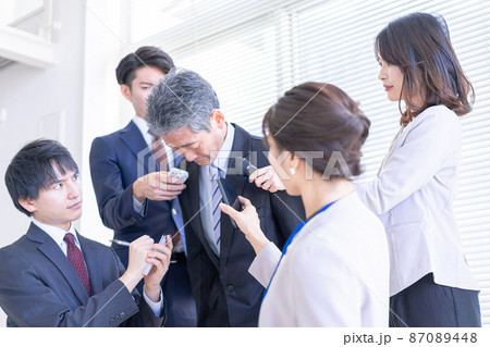 謝罪会見でメディアに囲まれるVIP 謝罪会見でメディアに囲まれるVIP 87089448