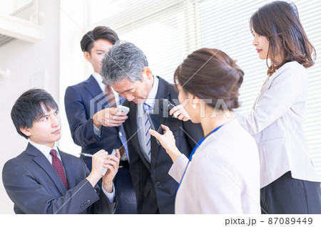 謝罪会見でメディアに囲まれるVIP 謝罪会見でメディアに囲まれるVIP 87089449