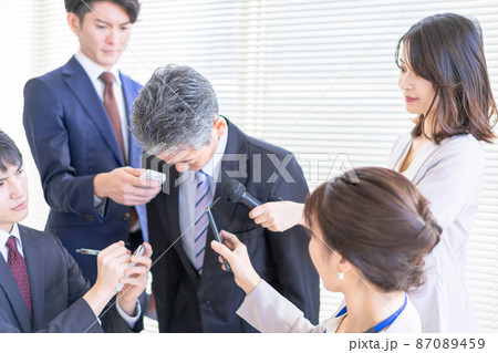 謝罪会見でメディアに囲まれるVIP 謝罪会見でメディアに囲まれるVIP 87089459