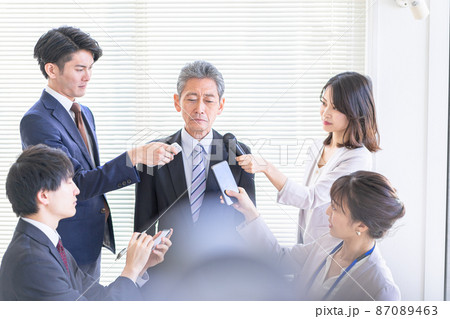 謝罪会見でメディアに囲まれるVIP 謝罪会見でメディアに囲まれるVIP 87089463