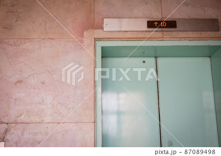 上海アパート エレベーターを待つ 上海アパート エレベーターを待つ 87089498