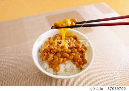 納豆ご飯を食べる 納豆ご飯を食べる 87089706