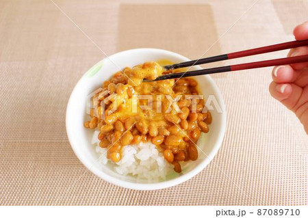 納豆ご飯を食べる 納豆ご飯を食べる 87089710