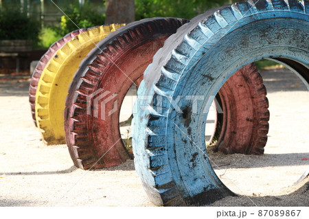 公園に設置されたタイヤの遊具（タイヤ飛び） 87089867