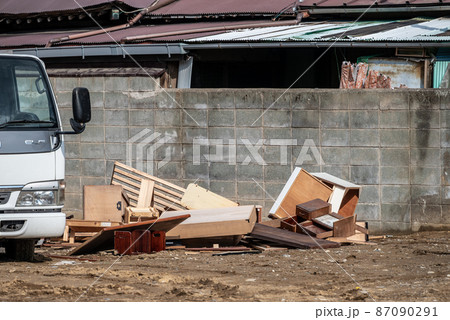空き家の残置物を回収するトラック 87090291