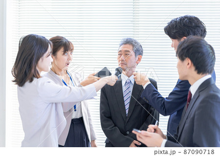 記者会見で沈黙をするVIP 87090718