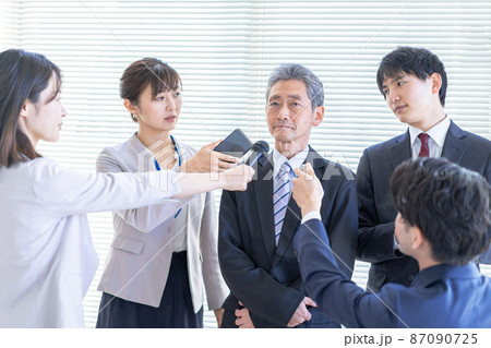 記者会見で沈黙をするVIP 87090725