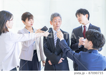 記者会見で沈黙をするVIP 87090735