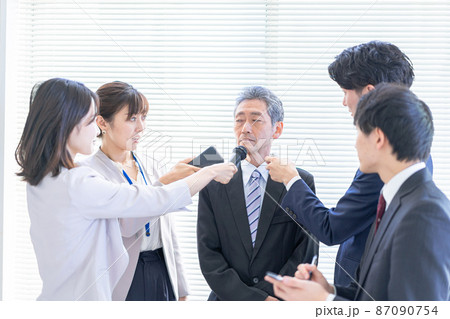 記者会見で沈黙をするVIP 87090754