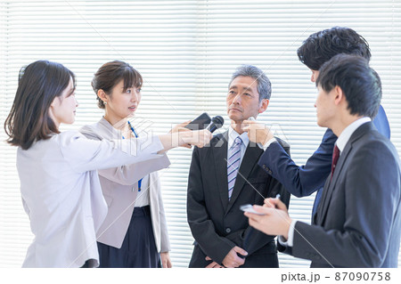 記者会見で沈黙をするVIP 87090758