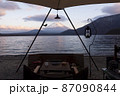 夕暮れの富士と湖畔のキャンプイメージ 87090844