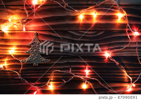 Red light on wooden surface 87090891