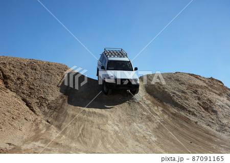 Car in desert 87091165
