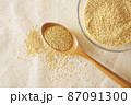 木のスプーンに乗ったアマランサス　健康食　スーパーフード 87091300