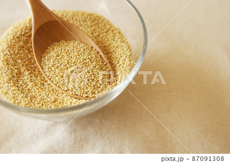 ガラスの器に入ったアマランサス　健康食　スーパーフード 87091308