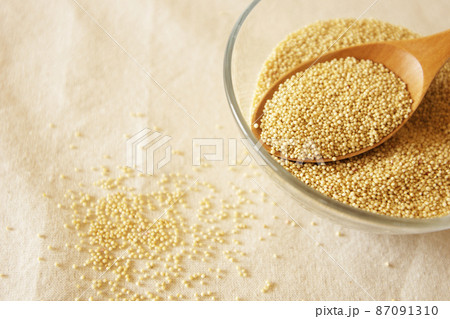 ガラスの器に入ったアマランサス　健康食　スーパーフード 87091310