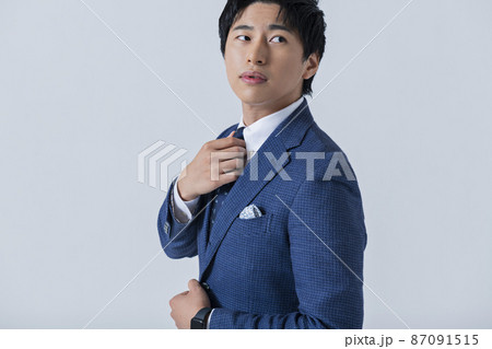 ネクタイを締める20代ビジネスマン 87091515