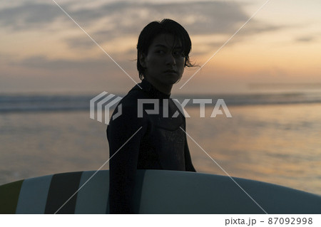 朝の海でサーフィンをする男性 朝の海でサーフィンをする男性 87092998