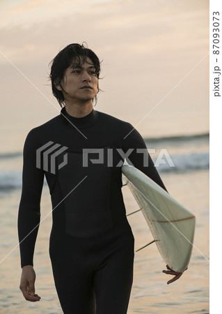 朝の海でサーフィンをする男性 朝の海でサーフィンをする男性 87093073