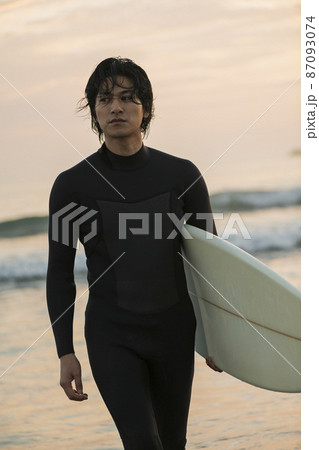 朝の海でサーフィンをする男性 朝の海でサーフィンをする男性 87093074