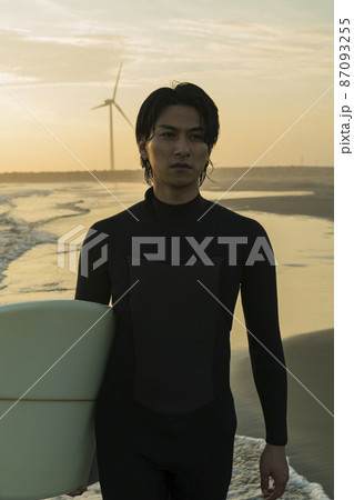 朝の海でサーフィンをする男性 87093255