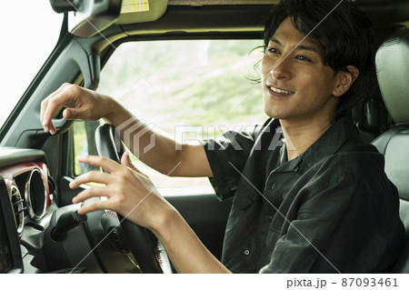 車を運転する男性 87093461