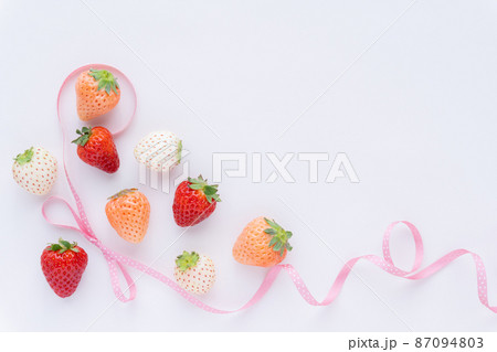 3色のイチゴの春らしいかわいいフレーム 87094803