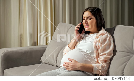 Woman feels contractions and calls on husband for help Woman feels contractions and calls on husband for help 87095116
