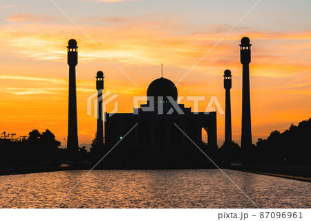 Songkhla Central Mosque in day to night with colorful skies at sunset and the lights of the mosque and reflections in the water in landmark landscape concept Songkhla Central Mosque in day to night with colorful skies at sunset and the lights of the mosque and reflections in the water in landmark landscape concept 87096961