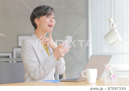 スマホを持ちあごに手を当て空想するビジネスウーマン1 87097330