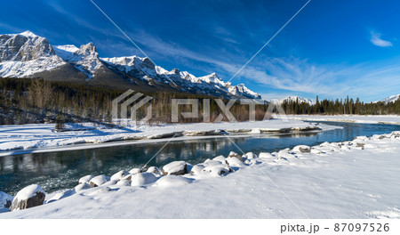冬のキャンモアの絶景 ボウ川 カナダ カナディアン・ロッキー山脈 アルバータ州 冬のキャンモアの絶景 ボウ川 カナダ カナディアン・ロッキー山脈 アルバータ州 87097526