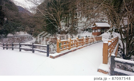 積雪の美霞洞渓谷③仙通橋【香川県仲多度郡まんのう町】 積雪の美霞洞渓谷③仙通橋【香川県仲多度郡まんのう町】 87097548