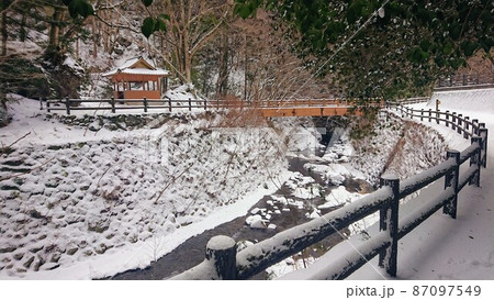 積雪の美霞洞渓谷④遊歩道【香川県仲多度郡まんのう町】 積雪の美霞洞渓谷④遊歩道【香川県仲多度郡まんのう町】 87097549