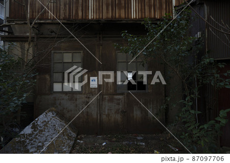 廃墟となった工場 廃墟となった工場 87097706