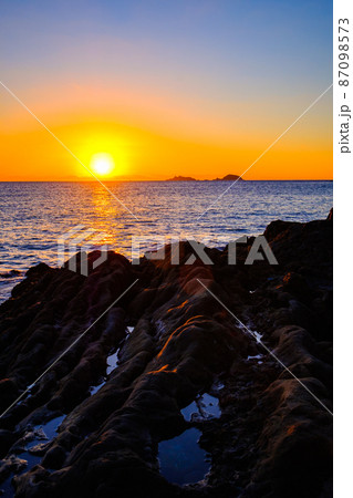 軍艦島を望む夕景 軍艦島を望む夕景 87098573