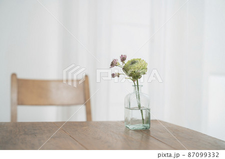 テーブルに置かれた花　花のある暮らし　イメージ 87099332