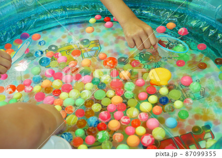夏祭りのスーパーボールすくい 87099355