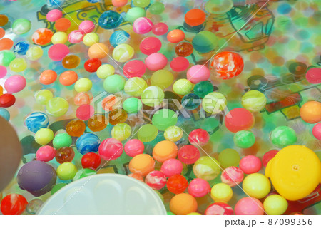 夏祭りのスーパーボールすくい 87099356