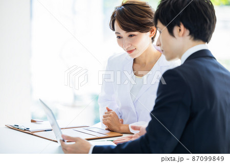 ビジネス 病院 医師 研究 MR 打合せ 商談 撮影協力:LINK FOREST ビジネス 病院 医師 研究 MR 打合せ 商談 撮影協力:LINK FOREST 87099849