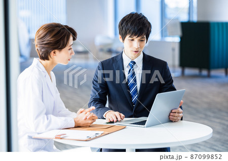ビジネス 病院 医師 研究 MR 打合せ 商談 撮影協力:LINK FOREST ビジネス 病院 医師 研究 MR 打合せ 商談 撮影協力:LINK FOREST 87099852