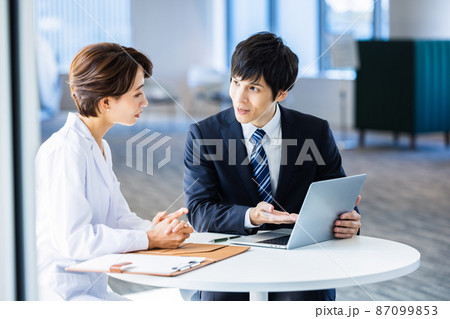 ビジネス 病院　医師　研究　MR 打合せ 商談 撮影協力：LINK FOREST 87099853
