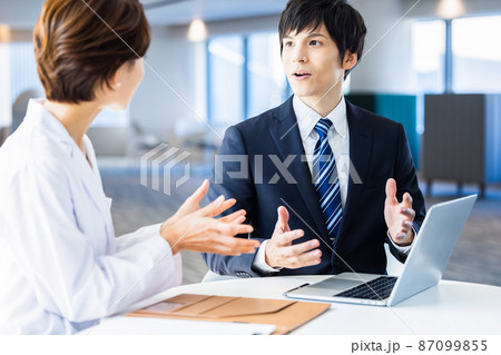ビジネス 病院　医師　研究　MR 打合せ 商談 撮影協力：LINK FOREST 87099855
