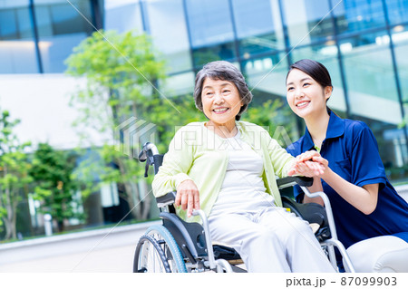 車椅子のシニアの女性と介護福祉士 撮影協力「LINK FOREST」 車椅子のシニアの女性と介護福祉士 撮影協力「LINK FOREST」 87099903